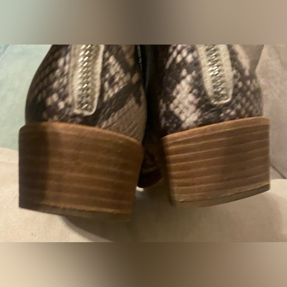 Dolce Vita Tavin Snakeskin Ankle Booties Size 8 - Picture 4 of 5